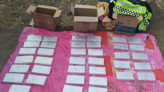 Tras evadir un control policial, abandonaron el auto con 40 kilos de cocaína