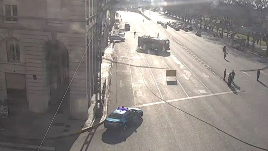 Cortaron el tránsito en Recoleta porque una retroexcavadora perforó un caño de gas