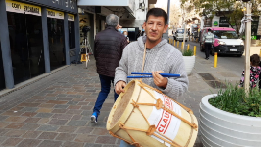Insólita clausura en Carlos Paz: el bombo de un artista callejero