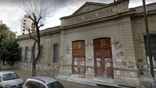 Batalla campal en la puerta de un colegio de La Plata: un estudiante resultó herido