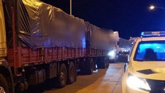 Camionero se negó a ser controlado y golpeó a un inspector: llevaba 20 toneladas de soja de más