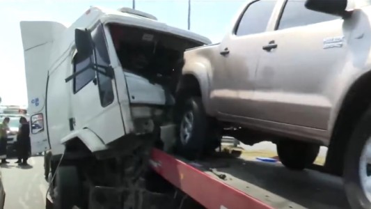 Un camión fuera de control provocó un fuerte choque en cadena