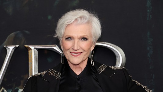 La madre de Elon Musk duerme en el garaje cuando visita a su hijo