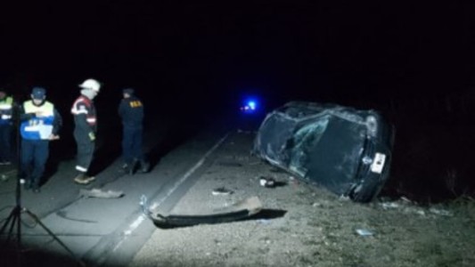 Manejaba en la ruta "cazando pokemones" y volcó: dos muertos