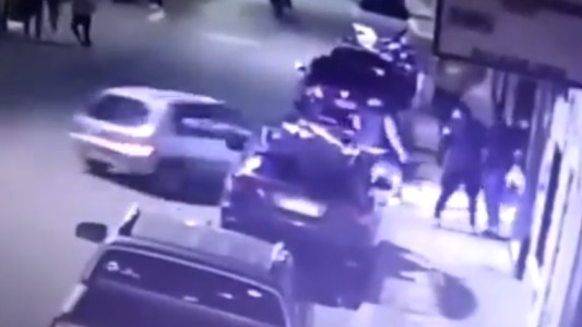 Video: lo echaron del boliche, buscó su auto y chocó la puerta
