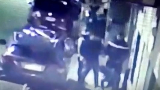 Así empezó la locura: los patovicas le dieron una paliza, buscó su auto y lo chocó contra la puerta