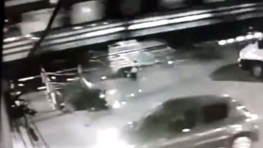 Quilmes: un delivery quiso cruzar las vías con la barrera baja y el tren lo atropello