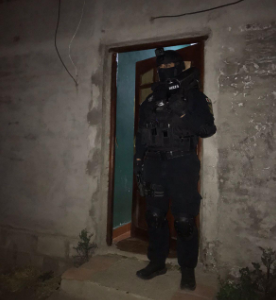 Se quebró un tobillo mientras intentaba huir, fue detenido y secuestraron cocaína