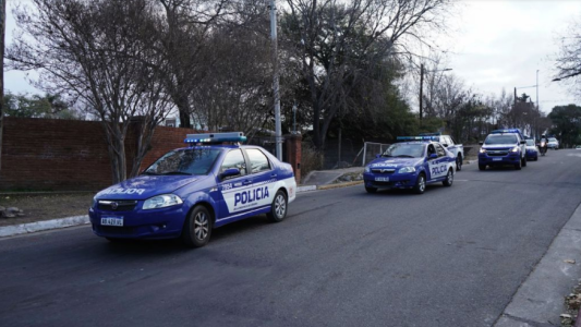 Golpean a mujer policía por detener a sospechoso de cometer delitos