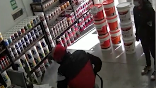 Violento asalto en una pinturería: le gatillaron a dos empleados