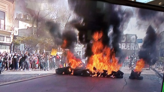 Piqueteros incendian neumáticos e intentan subir al Puente Pueyrredón