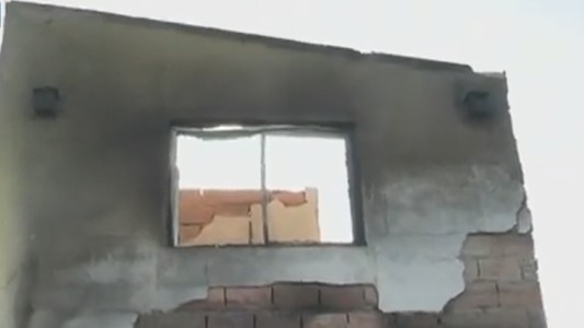 El fuego arrasó con una casa en la zona de Embalse