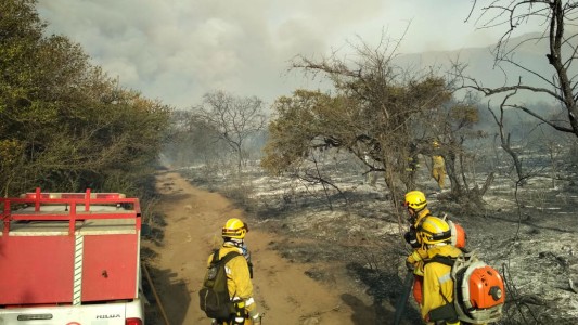 No quedan focos activos en Córdoba: bomberos mantienen guardia de cenizas