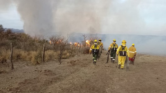 Combaten incendio en La Cuesta de San Luis, cerca de Mina Clavero