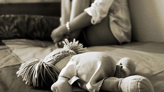 Buscan derogar ley que permite a abusadores y violentos revincularse con sus hijos