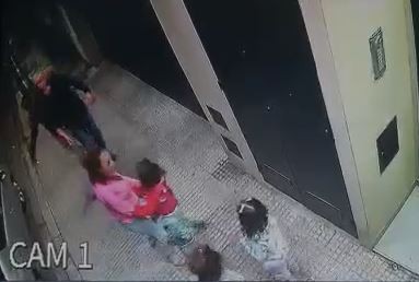 Video: Asaltaron a un abuelo y le pusieron un bisturí en el cuello delante de su hija y nietas trillizas