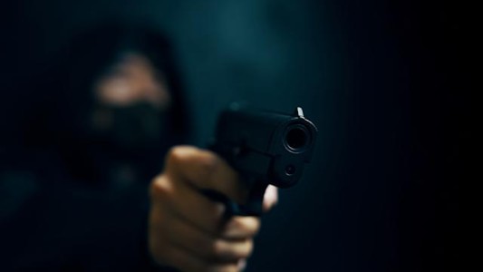 Al intentar asesinar al amante de su esposa, baleó a la madre