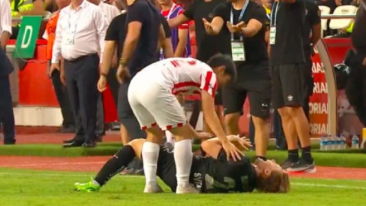 Debutó en su nuevo equipo y fue expulsado a los 15 segundos