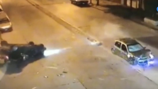 Iba a 100 kilómetros por hora, cruzó en rojo, chocó y mató a una chica de 18 años