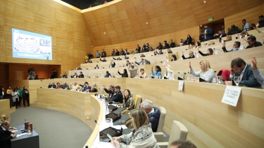 Duras críticas de la oposición a Mosquera en la Legislatura