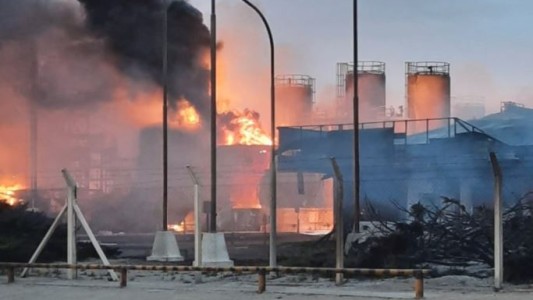 Explosión en una refinería de Plaza Huincul: tres muertos y operarios desaparecidos