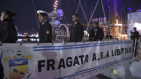 Cientos de personas recibieron a la Fragata Libertad a su regreso a Buenos Aires