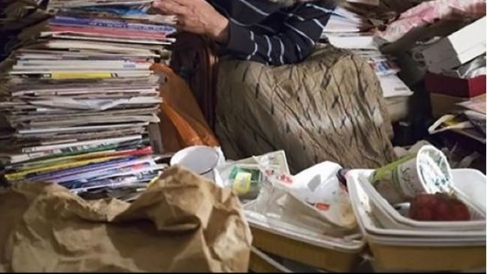 Allanan la vivienda de un acumulador compulsivo de residuos por riesgo de incendios