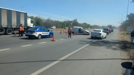 Lo chocó un camión, perdió el control, salió despedido del auto y murió