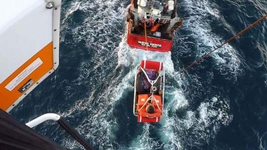 Evacuaron en helicóptero a un tripulante de un pesquero por una posible apendicitis