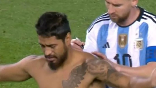 El tatuaje que no fue: así quedó la espalda del fanático que interrumpió el partido para lograr la firma de Messi
