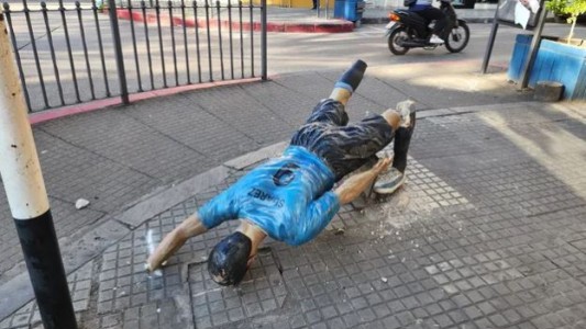 Una estatua de Luis Suárez fue destruida por hinchas de Peñarol