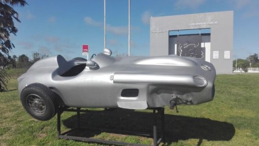 Robaron las cubiertas de la "Flecha de Plata" del museo de Fangio, en medio del conflicto por los neumáticos