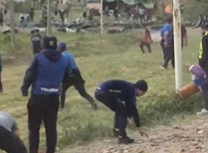 Enfrentamiento entre hinchas de Talleres y piqueteros en una ruta de Santa Fe