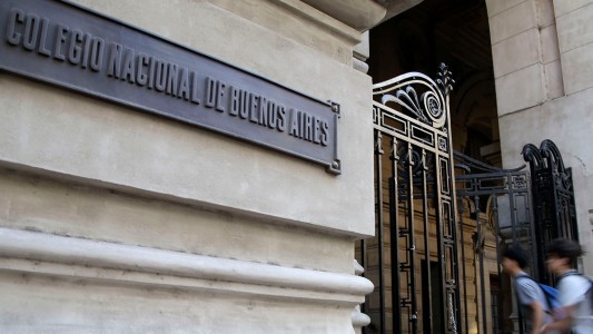 Estudiantes tomaron Colegio Nacional Buenos Aires "en solidaridad" con protestas