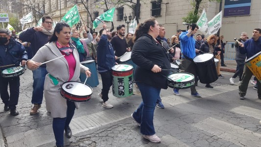 Municipales vuelven a manifestar por las calles del centro