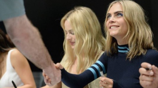 Liberaron a los amigos de Margot Robbie y Cara Delevingne, tras agredir a un fotógrafo, pero no podrán salir del país
