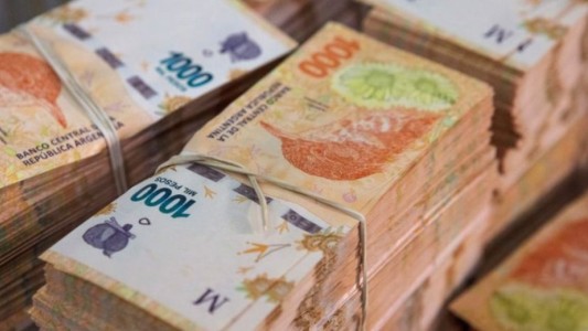 Fue a la cancha, dejó $1.650.000 en el auto y se los robaron