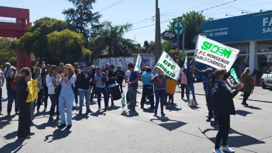 Protesta de municipales en varios puntos de la Ciudad y fuerte presencia policial