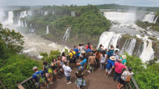 Unos 2 millones de turistas viajan por el país en este fin de semana XXL