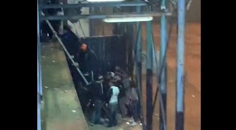 Video: Hinchas ingresaron a la tribuna con una escalera