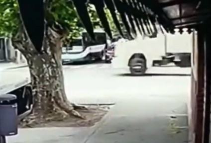 Video del momento del choque entre el camión y el colectivo: ocho heridos
