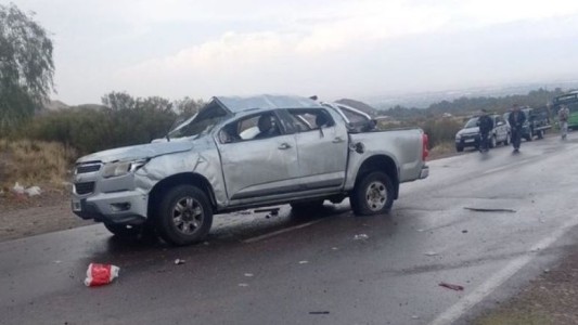 Mendoza: volcó una camioneta con 16 alumnos a bordo y murió una joven de 20 años