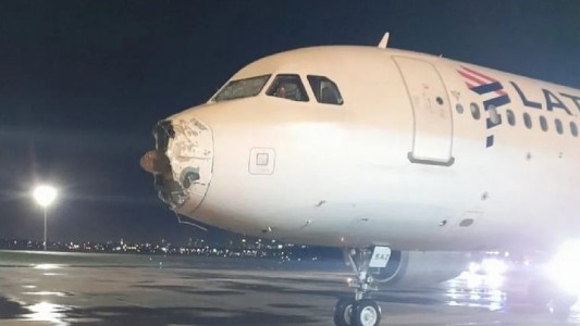 VIDEO: Un avión de Latam sufrió destrozos por una tormenta