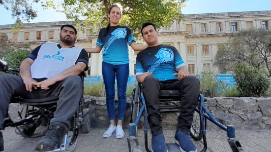 Transporte interurbano sin accesibilidad y el reclamo de jugadores de básquet adaptado