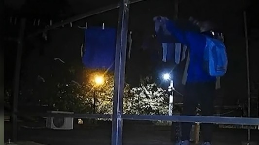 Grabaron a un "roba ropa": trepó las rejas y se llevó las prendas colgadas en la soga