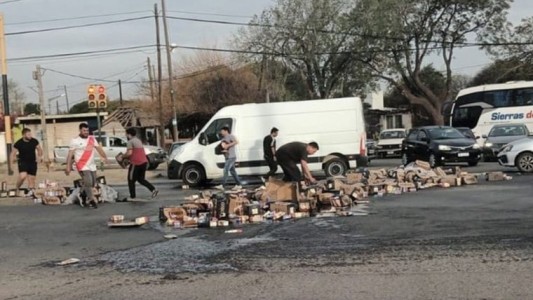 Sólo en Córdoba, un camión de fernet y otro de coca volcaron en el mimo lugar
