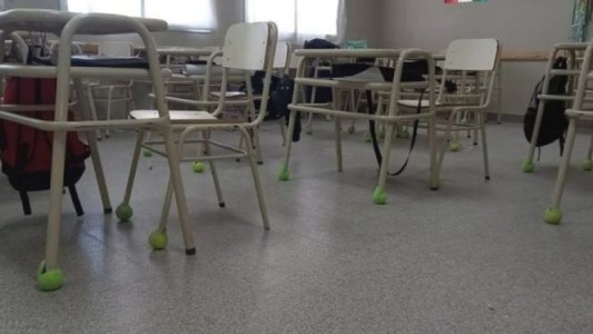 Una escuela de Chubut puso pelotas de tenis en los bancos para cuidar a un chico autista
