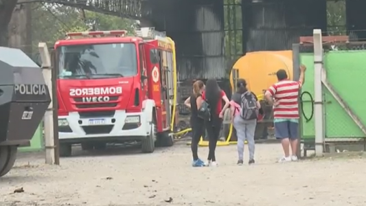 Córdoba: Bomberos controlaron un incendio en un depósito