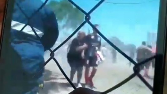 Partido de fútbol infantil terminó en una batalla campal: adultos le pegaron a chicos
