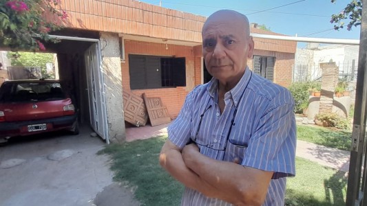 Vive frente a una comisaría pero le reventaron la puerta para robarle